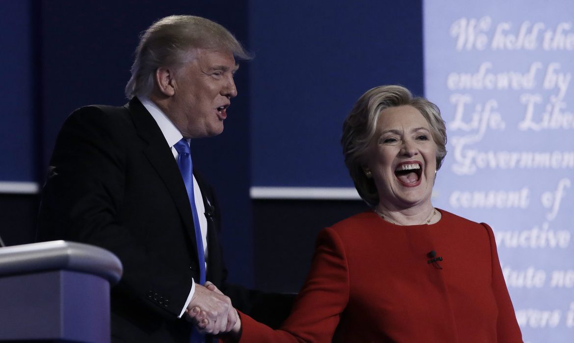 Os candidatos à presidência norte-americana o republicano Donald Trump e democrata Hillary Clinton, em debate televisivo
