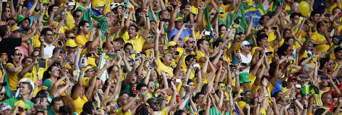 Torcida brasileira lota o Estádio Castelão, em Fortaleza, para a partida entre Brasil e México