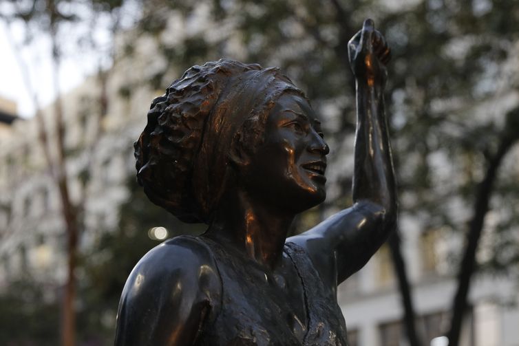 Estátua da ex-vereadora Marielle Franco, assassinada em 2018, é inaugurada no Buraco do Lume, centro da cidade.