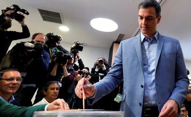 Primeiro-ministro da Espanha e candidato do Partido Socialista dos Trabalhadores (PSOE), Pedro Sánchez, vota na eleição geral da Espanha em Pozuelo de Alarcón, nos arredores de Madri, Espanha