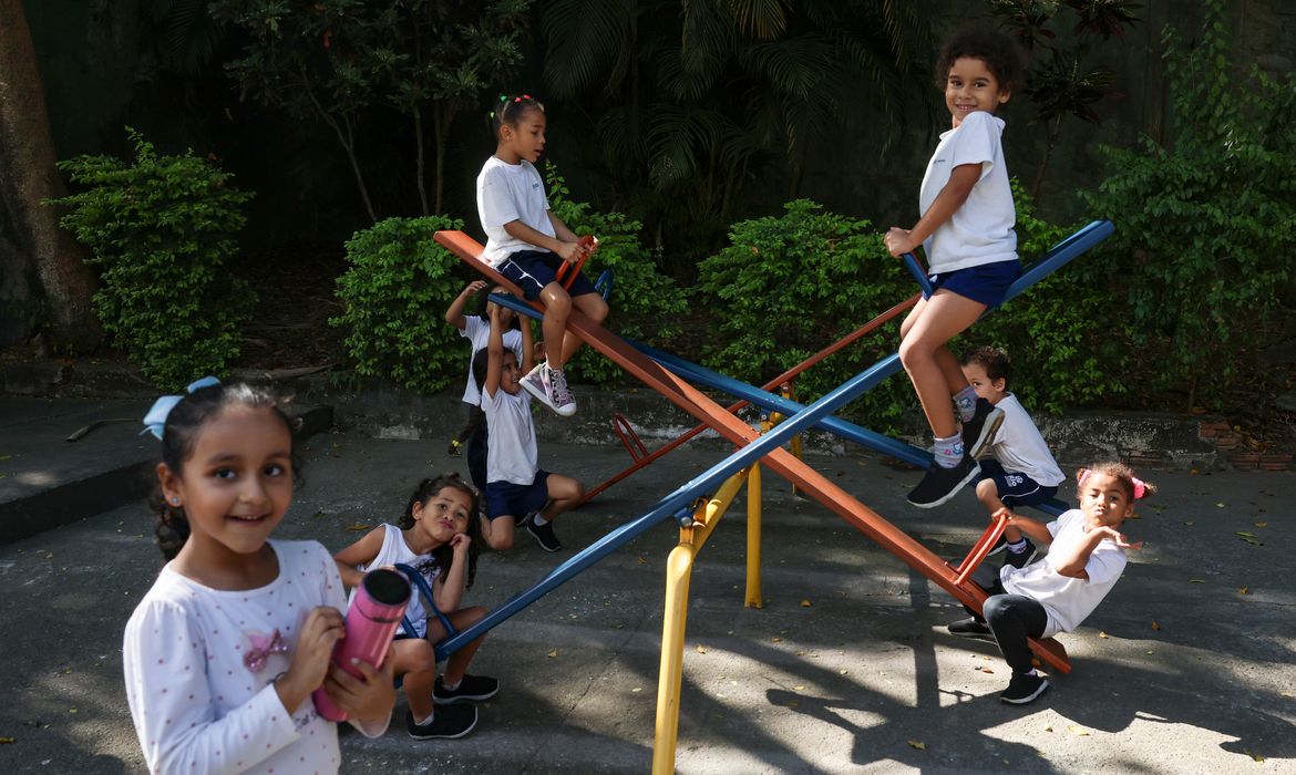 Rio de Janeiro (RJ), 04/06/2025 – Alunos do Centro Integrado de Educação Pública (CIEP) 001 brincam durante horário de intervalo, na escola, no Catete, na zona sul da capital fluminense. Foto: Tomaz Silva/Agência Brasil