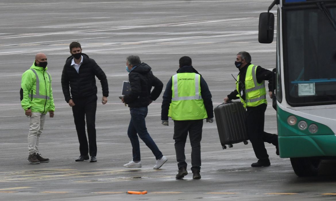 Jorge Messi, pai e empresário de Lionel Messi, na pista do aeroporto de Rosário