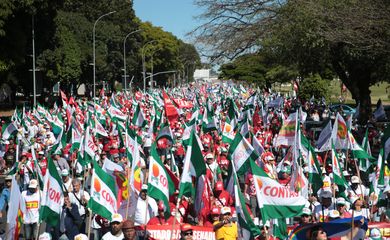 Brasília - Centrais sindicais protestam contra as reformas Trabalhista e da Previdência Social, na Esplanada dos Ministérios (José Cruz/Agência Brasil)