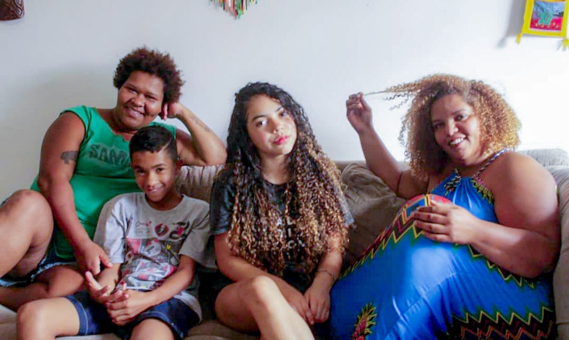 Rio de Janeiro (RJ) 10/05/2024 - DIA DAS MÃES - Mães na ciência, Fernanda e família. Fernanda é a de camisa verde (da esq. para dir. ela, Rhyan, Ana Júlia e a companheira, Alessandra Tavares.
Foto: Fernanda/Arquivo Pessoal
