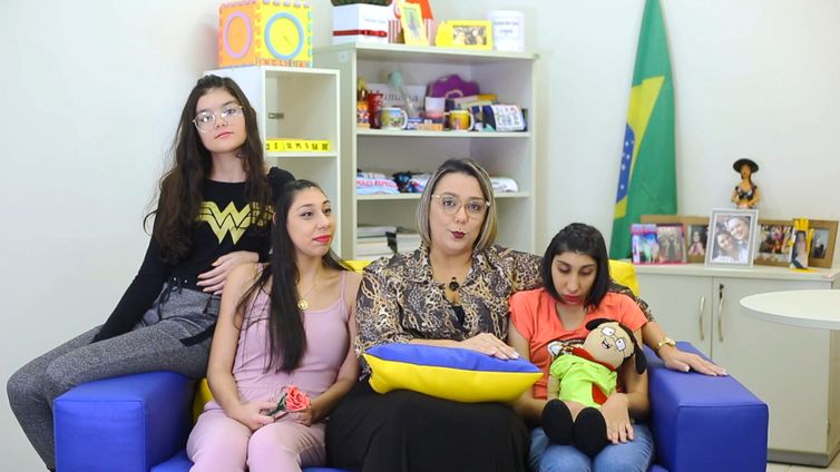 Viviane Lima é mãe da modelo, Ana Victoria, de 20 anos, de Maria Luiza, de 17 anos e Julia Fernanda, de 14 anos. Ana Victoria e Maria Luiza têm microcefalia