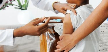 Vacina no braço de crianças em casa de acolhimento de Ceilândia