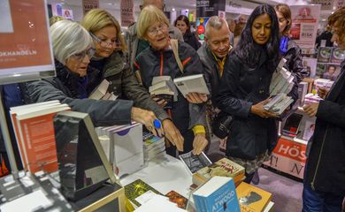 Suecos lotam livrarias de Estocolmo em busca de livros do francês Patrick Modiano, minutos depois de ele ter sido anunciado vencedor do Nobel de Literatura