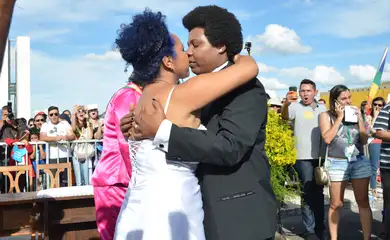 Primeiro casamento coletivo de parceiros homossexuais do DF, no Dia Mundial do Orgulho Gay, comemorado neste domingo (28), em frente ao Congresso Nacional (Antonio Cruz/Agência Brasil)