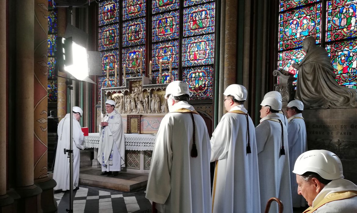 O arcebispo de Paris Michel Aupetit, lidera a primeira missa na catedral de Notre-Dame desde o incêndio Karine Perret/Pool via REUTERS