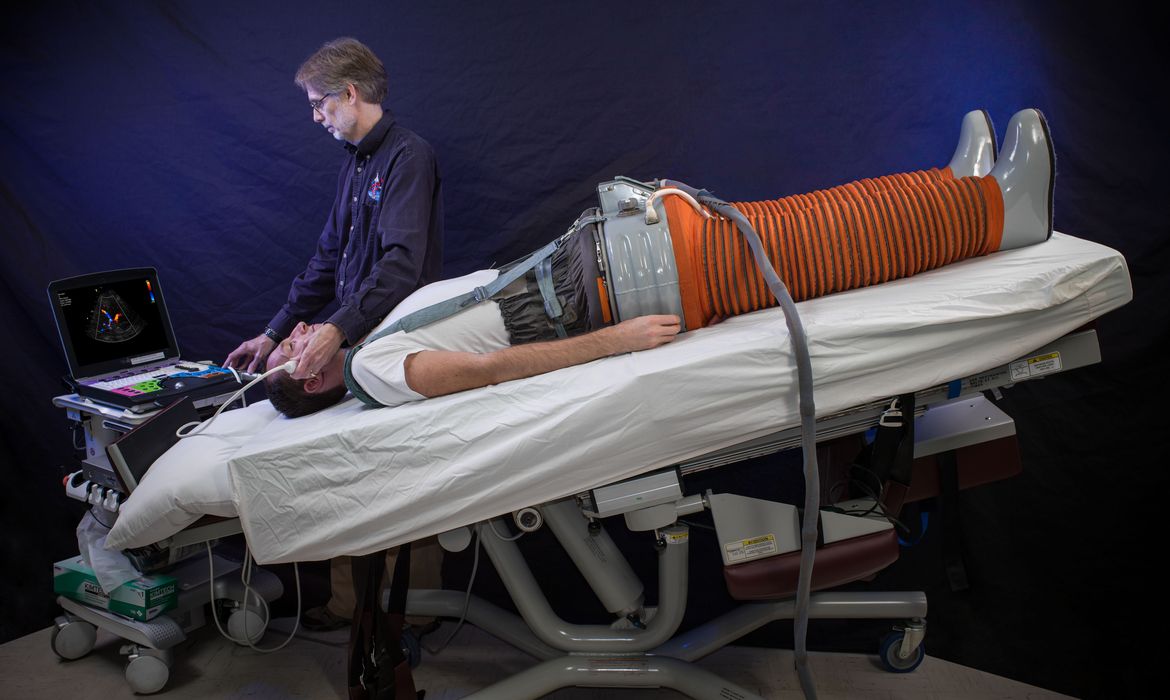 Usando um ultrassom, Nasa faz testes com técnicas não invasivas para avaliar e medir pressão intracraniana, usando a roupa Chibis, da Roscosmos