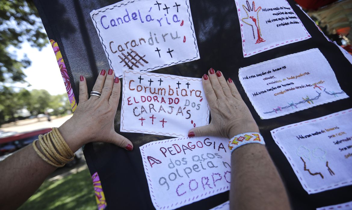 Brasília 27/03/2023 - Ato na Ponte que se chamava Costa e Silva e passou a se chamar Honestino Guimarães na semana de luta pela Democracia, em homenagem aos mortos e desaparecidos políticos na Ditadura. Foto: Joédson Alves/Agência Brasil
