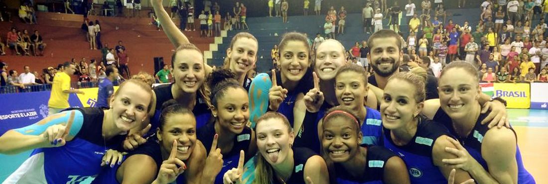 Jogadoras do Pinheiros fazem a festa pelo título da Copa do Brasil de Vôlei Feminino 2015.