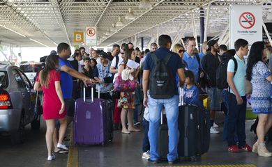 Brasília - Passageiros enfrentam fila para a inspeção de bagagens nos aeroportos do país. Começam a valer as novas determinações da Agência Nacional de Aviação Civil para garantir maior segurança nos voos (José Cruz/Agência Brasil)