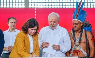Recife (PE) - O presidente Luiz Inácio Lula da Silva (c) acompanhado da ministra da Saúde, Nísia Trindade (e) durante lançamento do programa farmácia para todos, em Recife. Foto: Ricardo Stuckert/PR