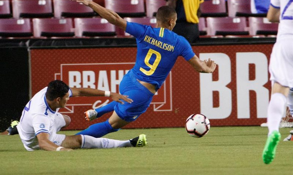 Atacante Richarlison, do clube inglês Everton, foi destaque na goleada da seleção brasileira sobre El Salvador por 5 a 0, marcando dois gols e ainda sofrendo pênalti.