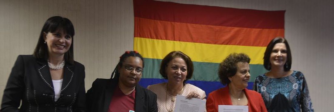 As ministras Ideli Salvatti, da SDH, e Eleonora Menicucci, da SPM, participam de homenagem no Dia Nacional da Visibilidade Lésbica, à cantora Vange Leonel, que morreu vítima de câncer