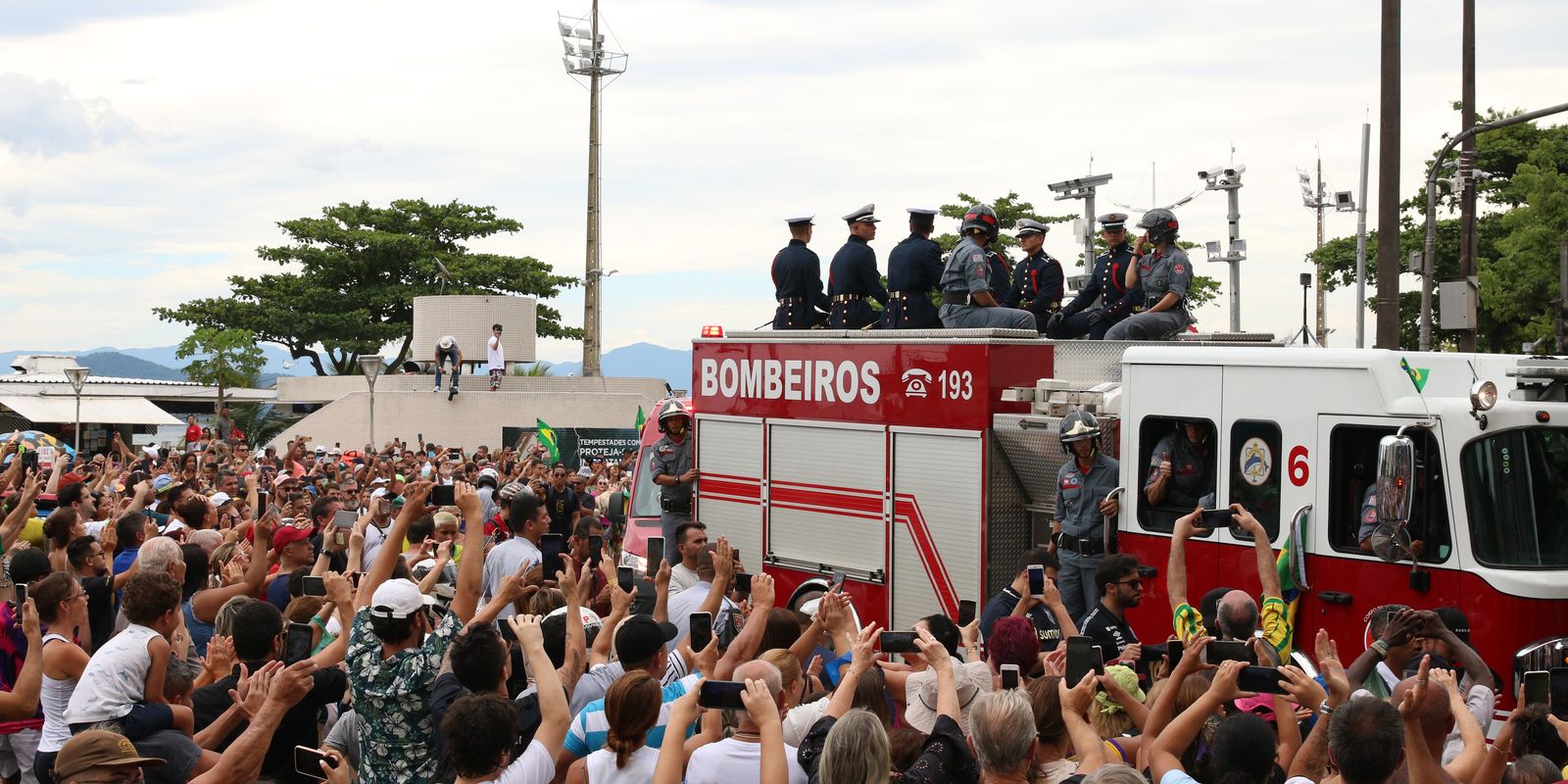 Après la fin de la veillée, la procession avec le corps de Pelé part dans les rues de Santos |  Agence Brésil