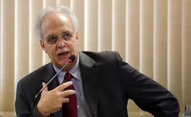 Brasília - O presidente da Coordenação de Aperfeiçoamento de Pessoal de Nível Superior (Capes), Carlos Nobre, durante assinatura de protocolo de cooperação na área de desastres ambientais (Marcelo Camargo/Agência Brasil)