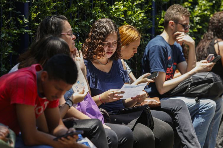 Estudantes aguardam início da prova na Universidade Paulista, no bairro do Paraíso, em São Paulo. Foto: Paulo Pinto/Agência Brasil