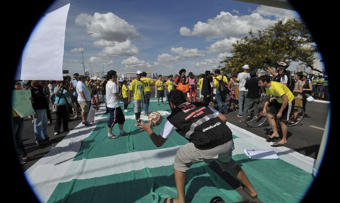 Comitê popular da Copa promove manifestação contra gastos públicos próximo a Rodoviária do Plano Piloto (José Cruz/Agência Brasil)