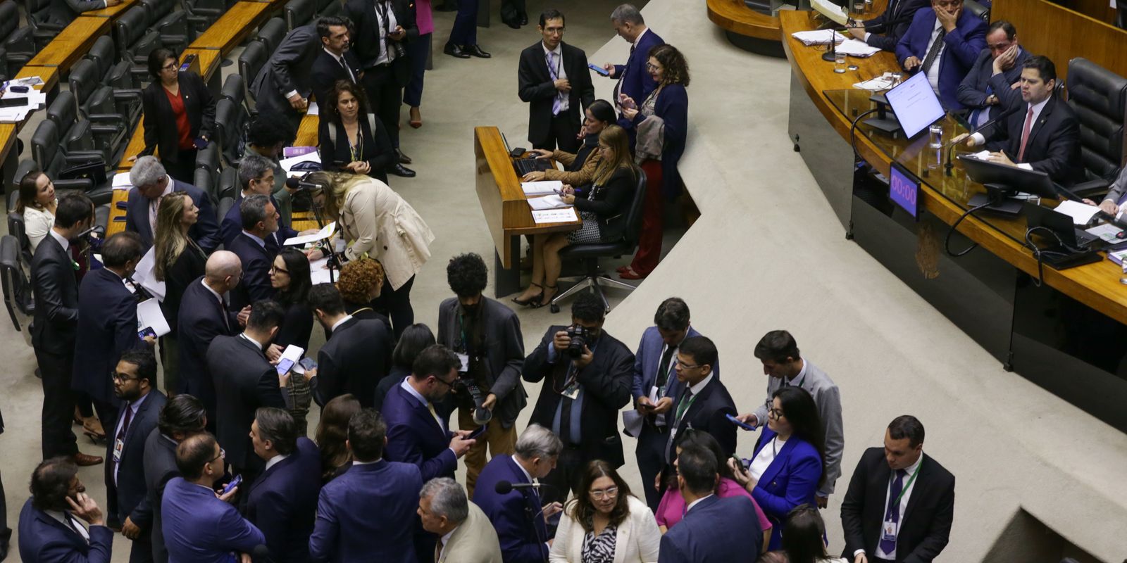 Congresso aprova usar emendas para salários de profissionais da saúde Congresso aprova usar emendas para salários de profissionais da saúde