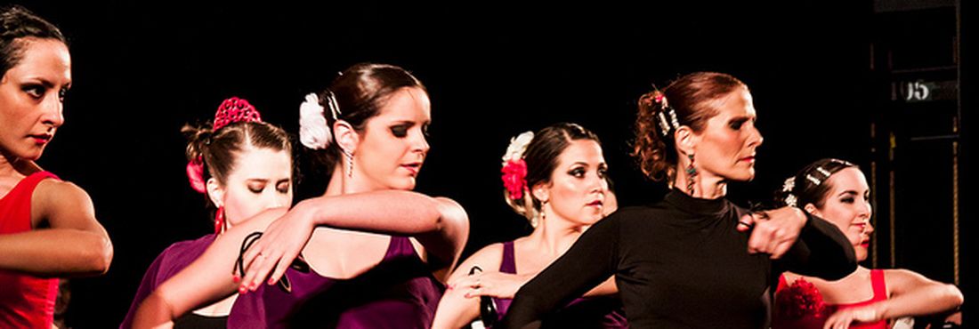 Meninas ensinam a dança Flamenca