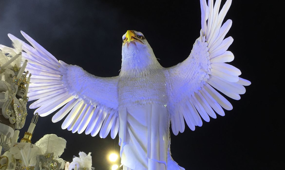 Rio de Janeiro - A Águia Redentora, alegoria da Portela, animou o público durante o desfile  de 2015 e era aplaudida quando abria as asas e ficava com até 18 metros de altura (Cristina Indio do Brasil/Agência Brasil)