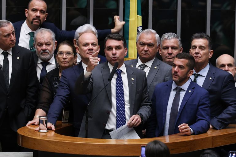 Flávio Bolsonaro acusa PT de distorcer fatos contra ele