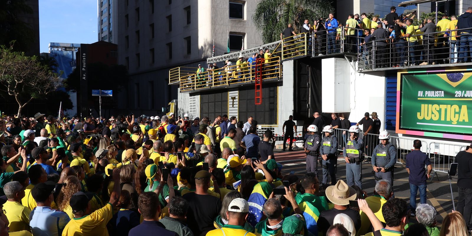 Ato em SP reúne apoiadores de Bolsonaro contra julgamento no STF Ato em SP reúne apoiadores de Bolsonaro contra julgamento no STF