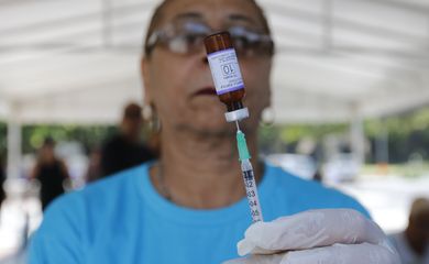  Primeiro dia da campanha estadual do Dia D de Vacinação Contra o Sarampo no Rio de Janeiro, caminhão itinerante da Secretaria Estadual de Saúde