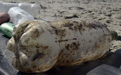 Garrafas pet, lixo nas praias