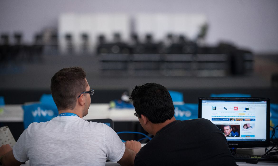 São Paulo - Participantes da 7ª edição da Campus Party Brasil chegam ao Parque Anhembi. Estão programados mais de 500 horas de palestras, debates e oficinas sobre o mundo da Internet (Marcelo Camargo/Agência Brasil)