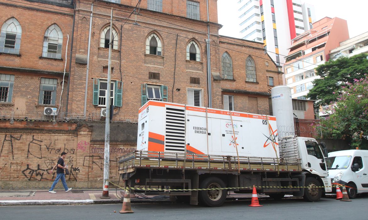 São Paulo (SP), 18/03/2024 - Gerador da Enel em frente a Irmandade da Santa Casa de Misericórdia de São Paulo durante apagão de energia que atinge o bairro de Santa Cecília. Foto: Rovena Rosa/Agência Brasil