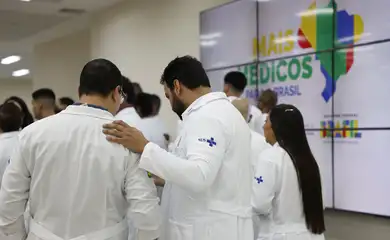 Rio de Janeiro (RJ), 24/04/2025 – Novos médicos do Programa Mais Médicos durante visita no Super Centro Carioca de Saúde, em Benfica. Foto: Fernando Frazão/Agência Brasil