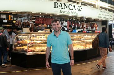 Porto Alegre (RS), 26/04/2025 – O vice-presidente da associação dos lojistas do Mercado Municipal, Jefferson Sauer, fala com agência Brasil, sobre a recuperação do mercado.<br /> A um ano o estado foi atingido por temporais que afetou mais de 400 municípios gaúchos, tiveram bairros inteiros alagados. A maior tragédia climática da história, deixou pelo menos 147 mortos e afetou mais de 2,1 milhões de pessoas.<br /> Foto: Joédson Alves/Agência Brasil
