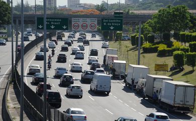 Rio de Janeiro - Caminhões trafegam em horário proibido pela Linha Amarela, na altura de Del Castilho,  zona norte do Rio(Tania Rego/Agência Brasil)
