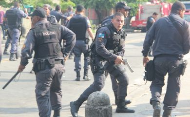Rio de Janeiro - Policiais militares entram em confronto com manifestantes e reagem sacando armas durante protesto contra desocupação do prédio da Telemar 
