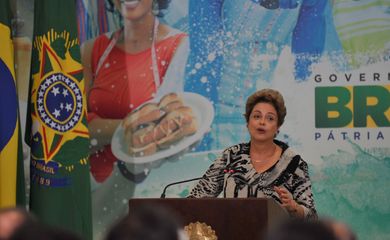 A presidenta, Dilma Rousseff, participa da cerimônia para comemorar a marca de cinco milhões de Microempreendedores Individuais (MÉIS), alcançada no mês de junho (Antônio Cruz/Agência Brasil)