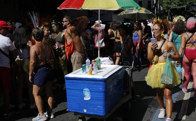 Rio de Janeiro (RJ) 10/02/2024 – Vendedores ambulantes no blocos de carnaval no centro da cidade. Foto: Fernando Frazão/Agência Brasil
