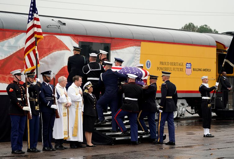 Corpo do ex-presidente George Bush é levado para o sepultamento a bordo da locomotiva Bush41242. Foto David J. Phillip/Pool via REUTERS