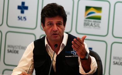 O ministro da Saúde Luiz Henrique Mandetta fala à imprensa