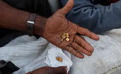 Garimpeiro mostra ouro extraído de território yanomami em Roraima