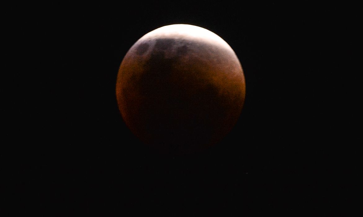 Brasília -Superlua e eclipse total ocorrem ao mesmo tempo, o  fenômeno conhecido como 'Lua de sangue', é observado na praça dos três poderes na capital federal (Marcello Casal Jr/Agência Brasil)