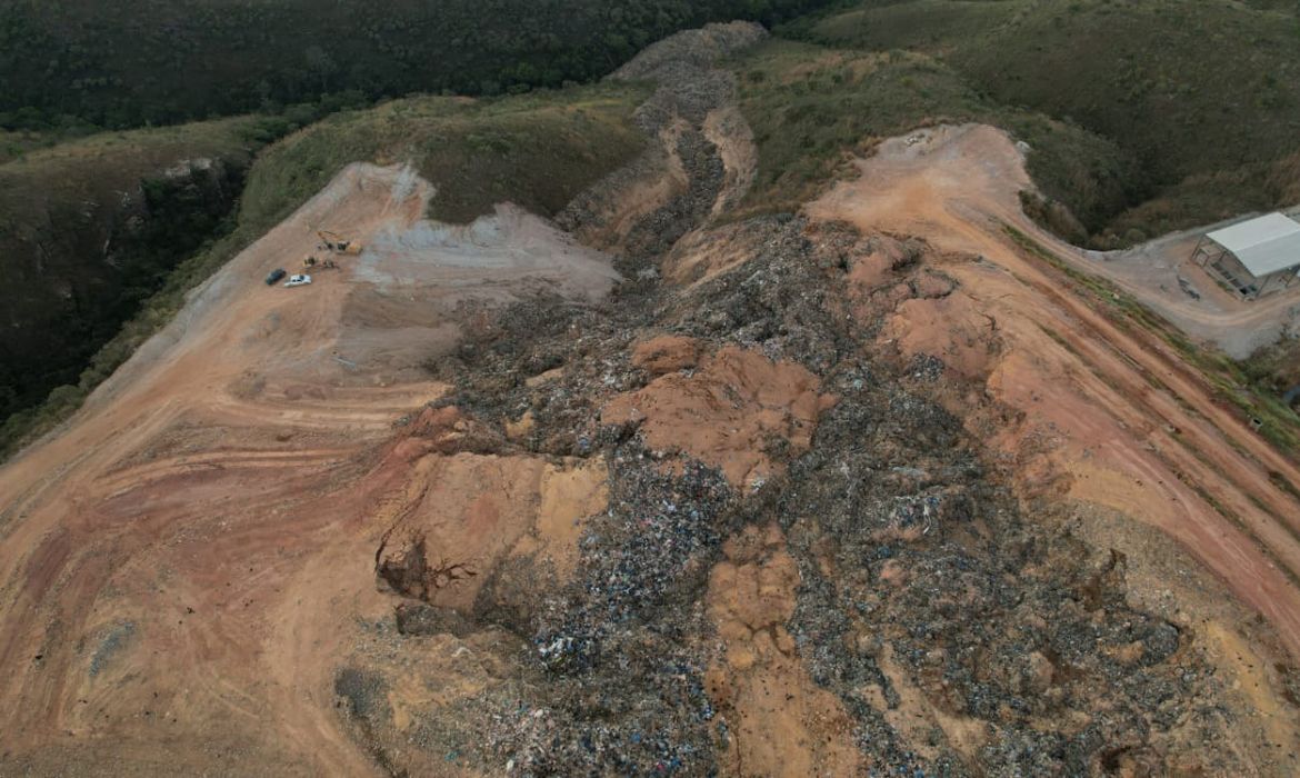 Brasília (DF), 21/06/2025 - Imagem aérea mostra pilha de lixo que desabou em Padre Bernardo. Contaminação de córrego no Entorno do DF está 3 vezes acima do padrão. Foto: Felipe Mateus/Semad