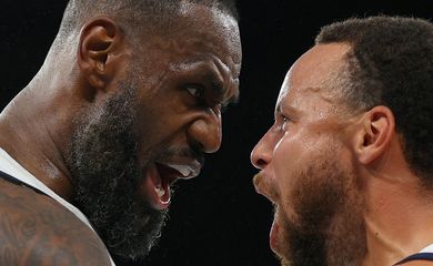 Paris 2024 Olympics - Basketball - Men's Semifinal - United States vs Serbia - Bercy Arena, Paris, France - August 08, 2024. Lebron James of United States and Stephen Curry of United States celebrate after the match. REUTERS/Brian Snyder     TPX IMAGES OF THE DAY