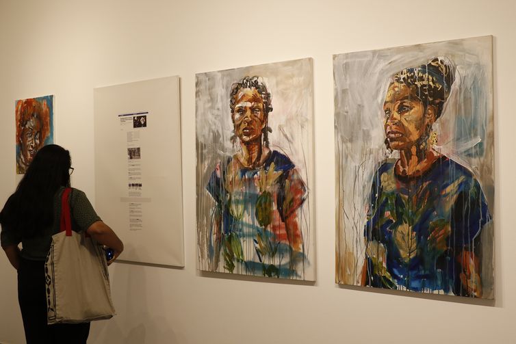 A série Retratos Relatos, de Panmela Castro, na exposição Stella do Patrocínio, no Museu Bispo do Rosário Arte Contemporânea -Fernando Frazão/Agência Brasil