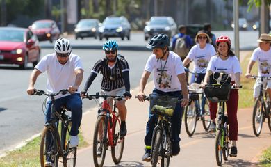 Brasília, DF 22/09/2023 Cicloativistas e servidores públicos pedalaram em um bonde de bicicleta saindo da Rodoviária do Plano Piloto com destino à Câmara Legislativa do Distrito Federal pelo Dia Mundial sem Carro (CLDF). Foto: Fabio Rodrigues-Pozzebom/Agência Brasil