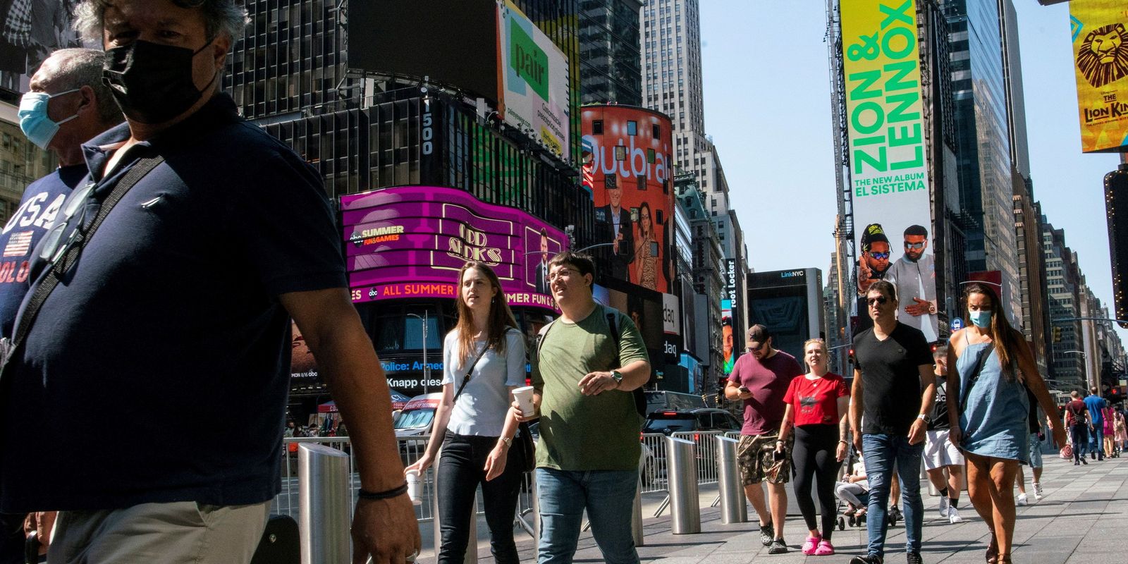 Pessoas usam máscaras na Times Square, enquanto os casos da variante Delta do coronavírus continuam aumentando na cidade de Nova York