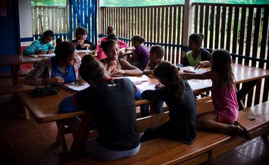 Colniza, MT, Brasil: Crianças na escola da comunidade de ribeirinhos de São Lourenço.  (Foto: Marcelo Camargo/Agência Brasil)