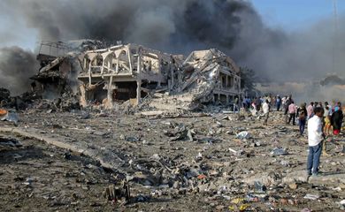 Fachada do Hotel Safari em Mogadíscio, capital da Somália, onde uma forte explosão deixou pelo menos 215 mortos e mais de 300 pessoas feridas